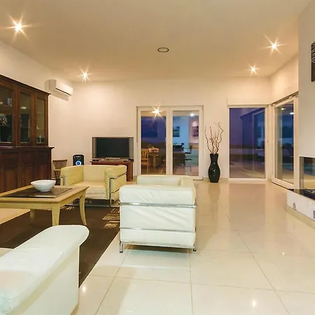 Holiday home Beautiful In With Kitchen Liznjan