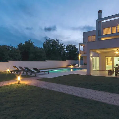 Beautiful In With Kitchen Holiday home *