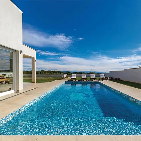 Beautiful In With Kitchen Holiday home *